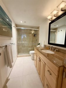 Comprar apartamento no East Point Towers 719