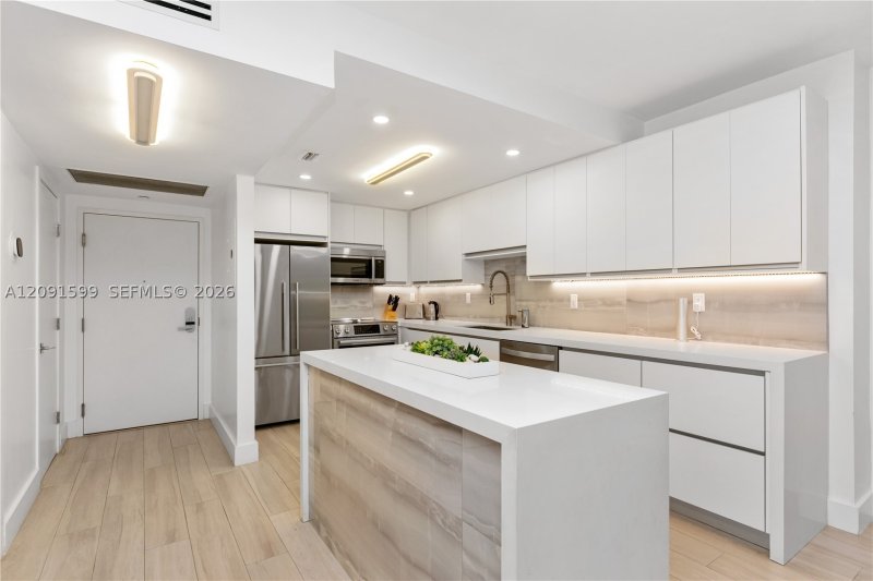 Condo for sale at Roney Palace 318