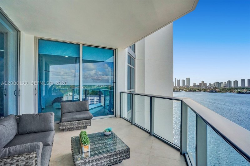 Comprar apartamento no Marina Palms Yacht Club 1207