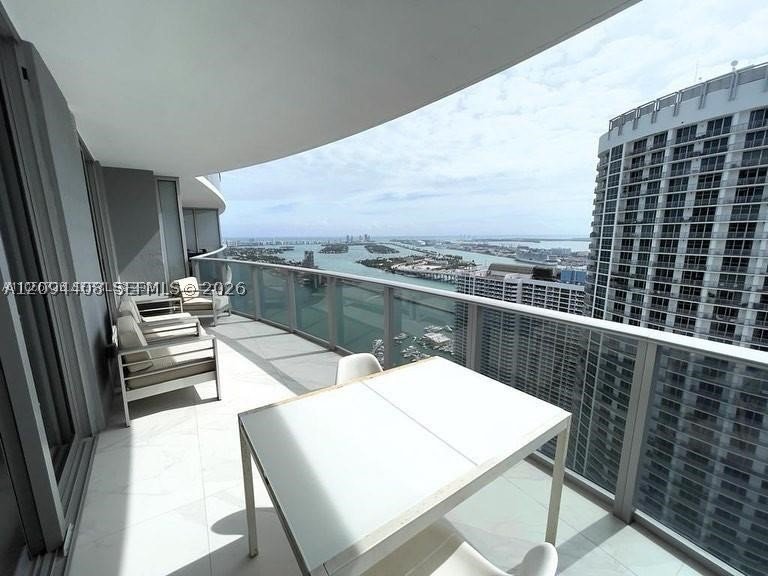 Comprar apartamento en Aria on The Bay 4602