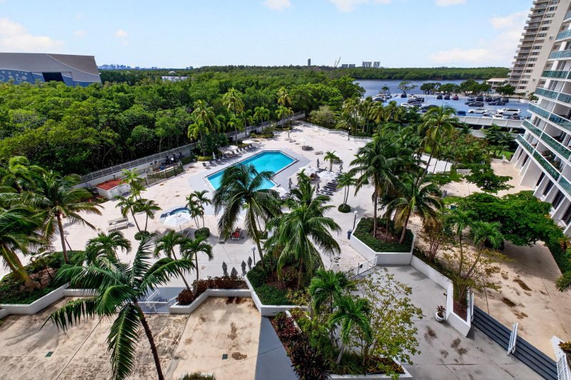 Condo for sale at Arlen House 620