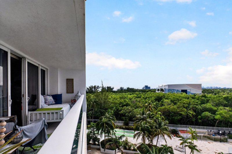 Condo for sale at Arlen House 620