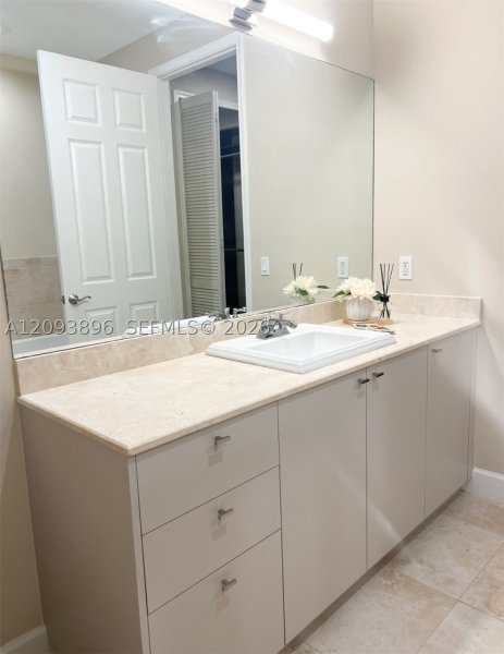Apartment for rent at 100 Andalusia PH-8