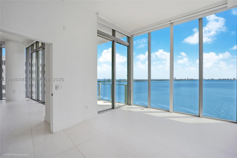 Comprar apartamento no Biscayne Beach 602