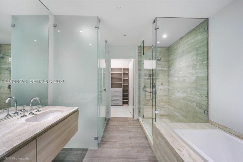 Comprar apartamento no Biscayne Beach 602