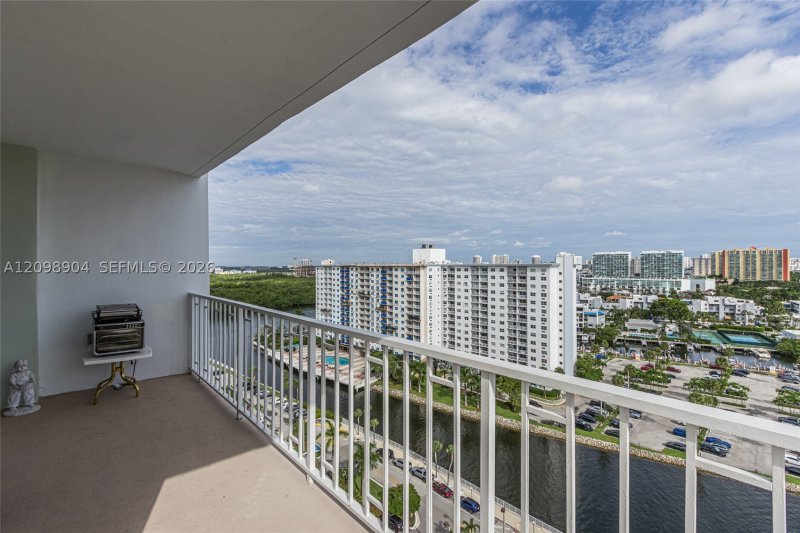 Condo for sale at Arlen House 1631