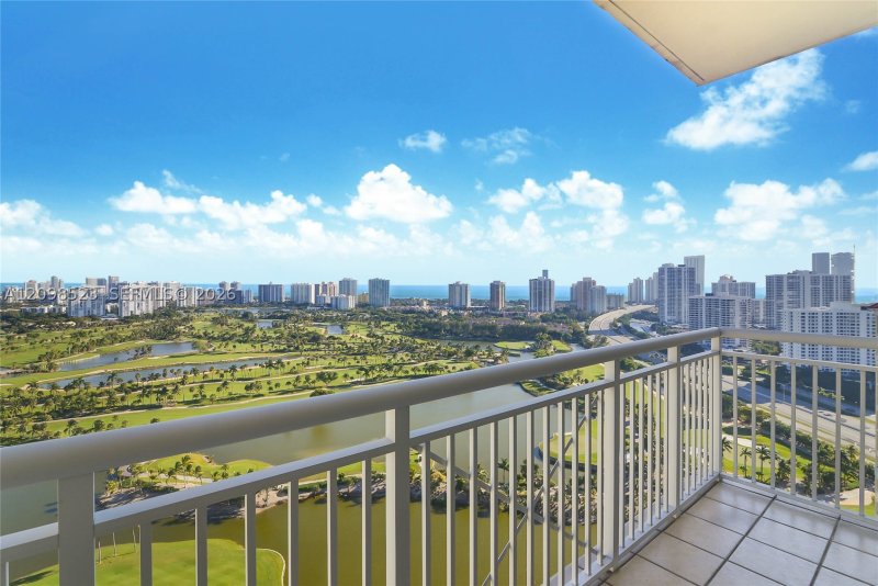 Comprar apartamento en Turnberry On The Green PH-02