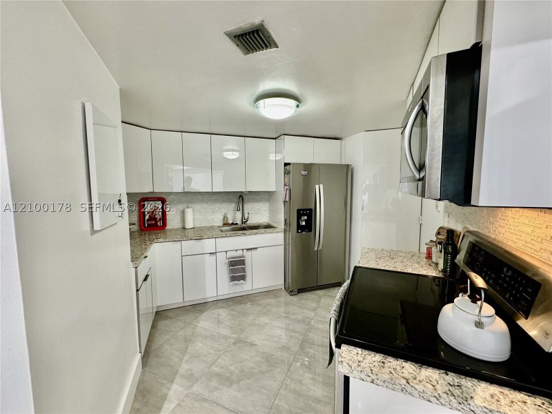 Apartment for rent at Four Ambassadors 570
