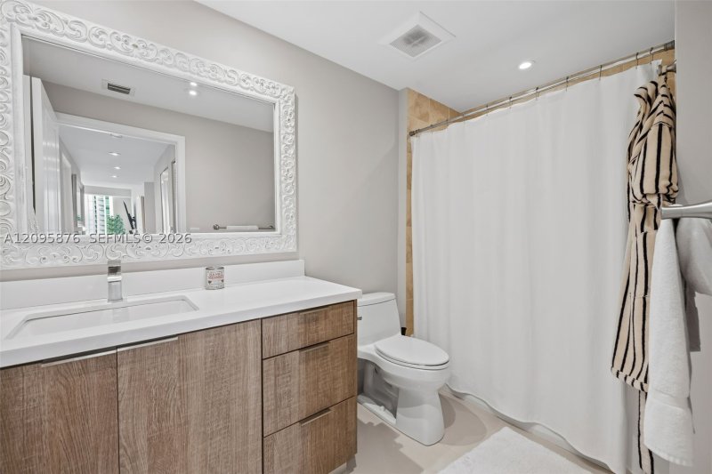 Condo for sale at 360 Condominium East 706B