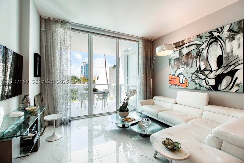 Condo for sale at Continuum II North 610