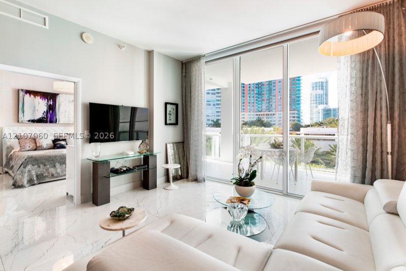 Condo for sale at Continuum II North 610