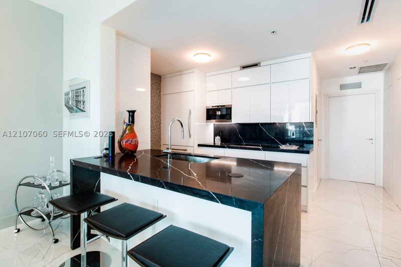 Condo for sale at Continuum II North 610