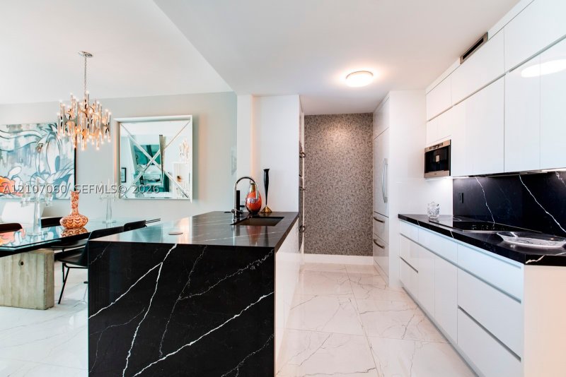 Condo for sale at Continuum II North 610