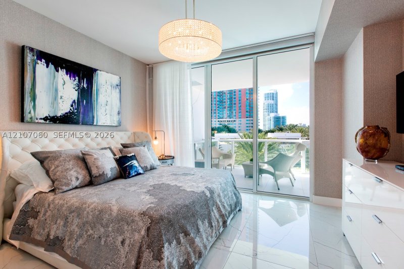 Condo for sale at Continuum II North 610