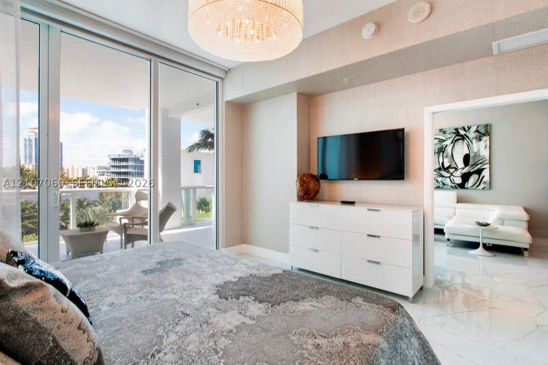 Condo for sale at Continuum II North 610