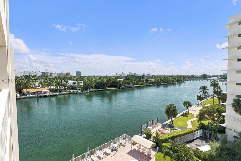 Comprar apartamento no Caravelle Condo 6D