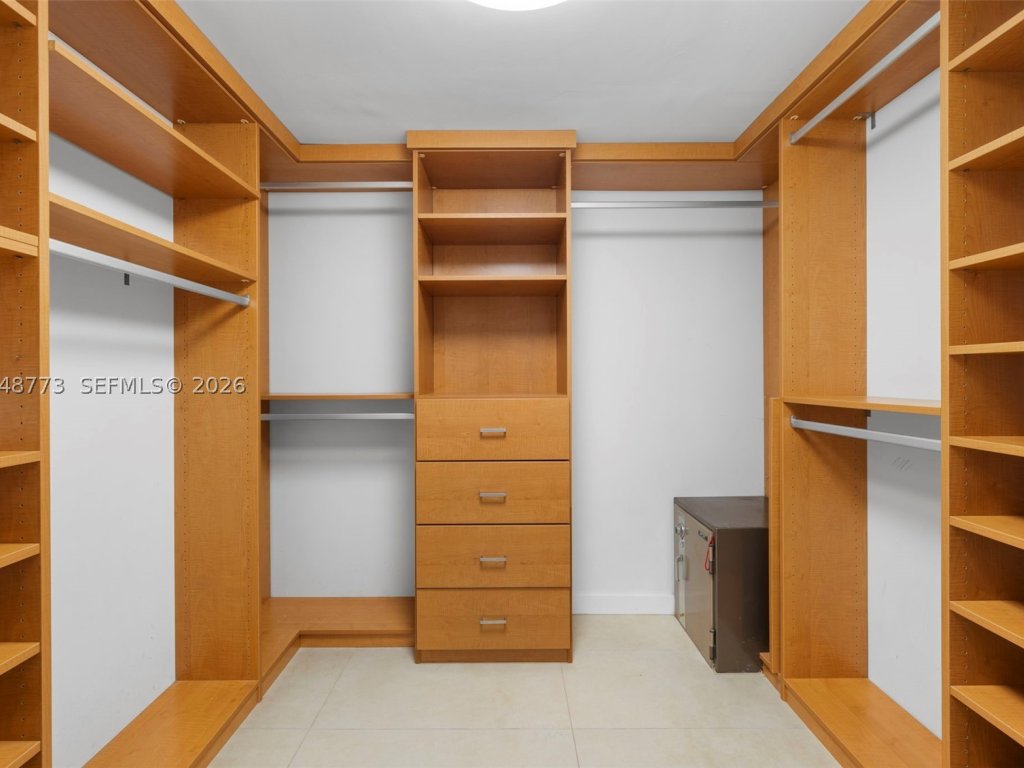 apartamentos en venta en Key Colony IV Botanica