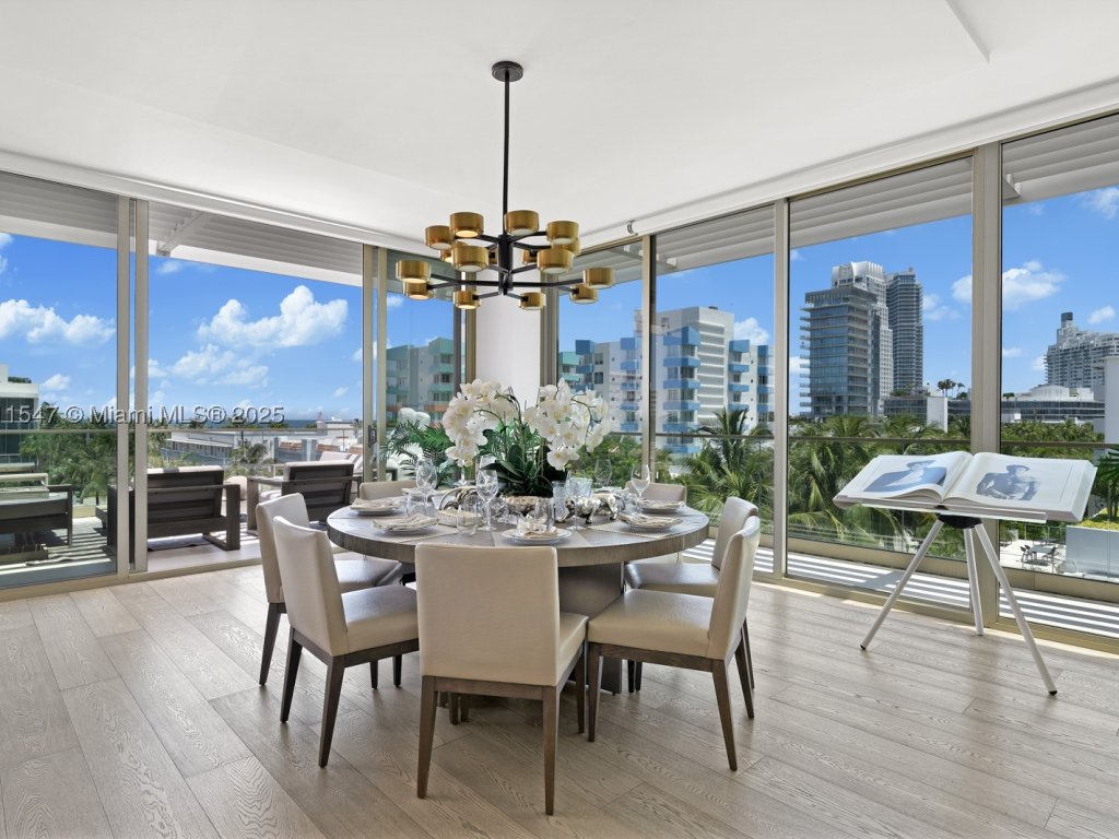 apartamentos a venda no Three Hundred Collins