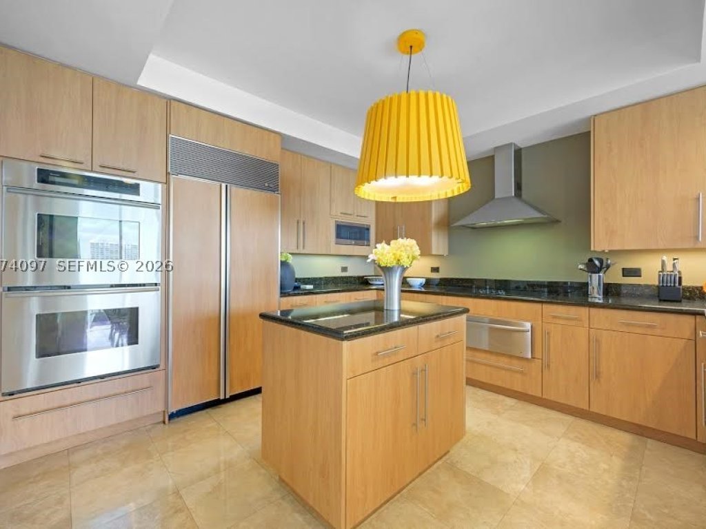 Condos for sale at Peninsula I