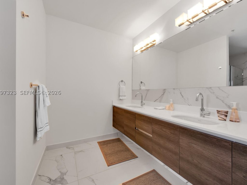 apartamentos en venta en Merrick Manor