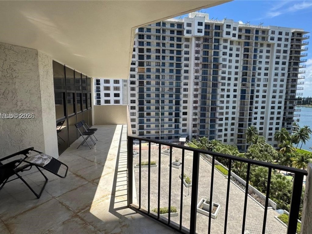 apartamentos a venda no Biscayne Cove